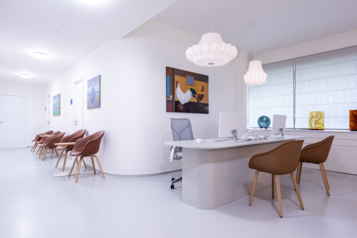 Zdravotní zařízení, které splňuje všechny nároky na čistotu a provoz polikliniky, ale přesto nepůsobí stroze a chladně.