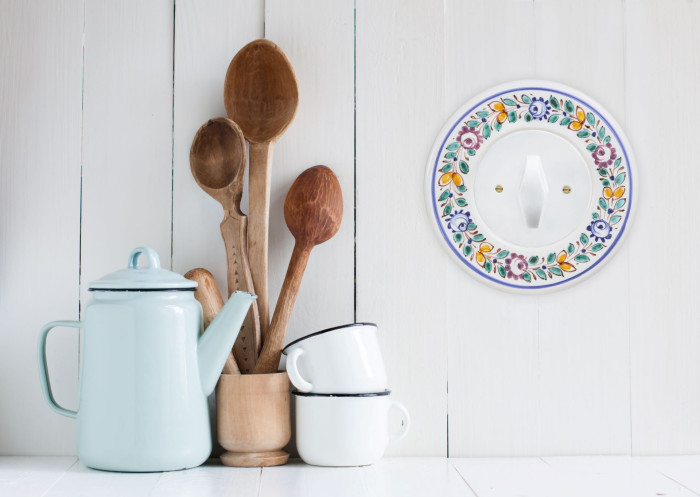 Vypínač RETRO s malovaným habánským vzorem