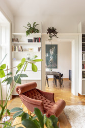 Pohled do obývacího pokoje a na Loosovo křesílko (Byt na nábřeží, DDAANN)