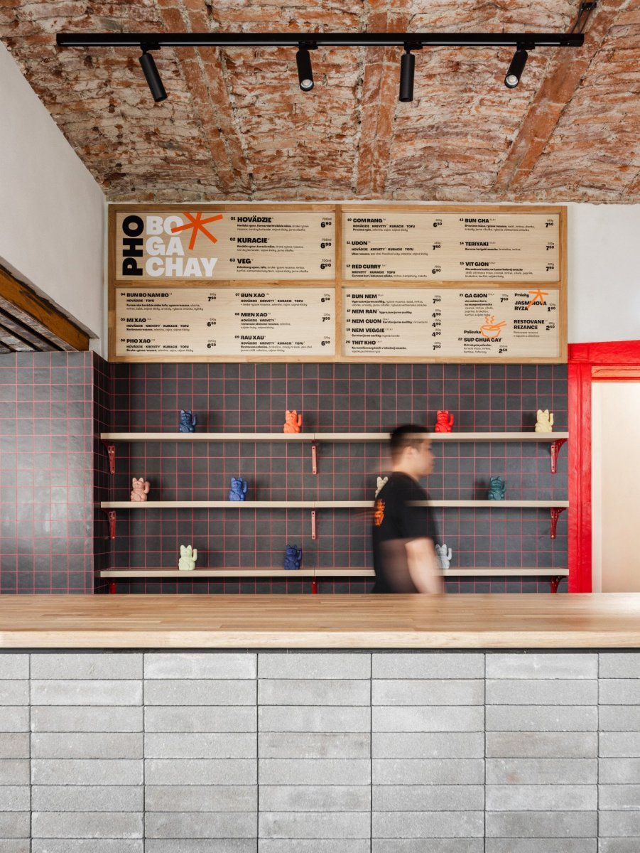 SOA architekti navrhli interiér vietnamské restaurace Pho King v nárožním domě v Popradě.
