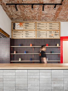 SOA architekti navrhli interiér vietnamské restaurace Pho King v nárožním domě v Popradě.