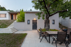 Ateliér LIPROJEKT s.r.o. zrealizoval rodinný dům obklopený zelení a výhledem do údolí.