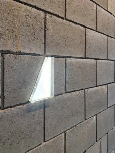 Jeden ze zářících skleněných trojúhelníků od sklárny Bomma (Horácká multifunkční aréna; Chybik + Kristof)