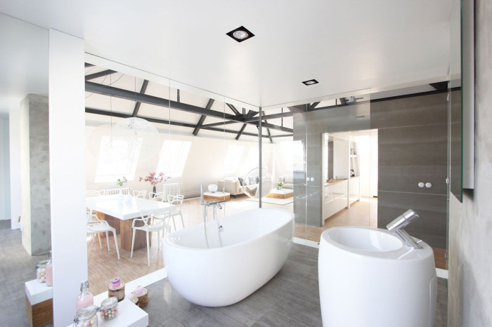 Marek Svoboda, Podkrovní byt Praha 7, pohled z koupelny - foto