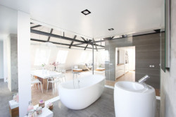 Marek Svoboda, Podkrovní byt Praha 7, pohled z koupelny - foto