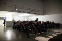 Bob Allies během přednášky v pražském DOXu, foto: Eva Kořínková