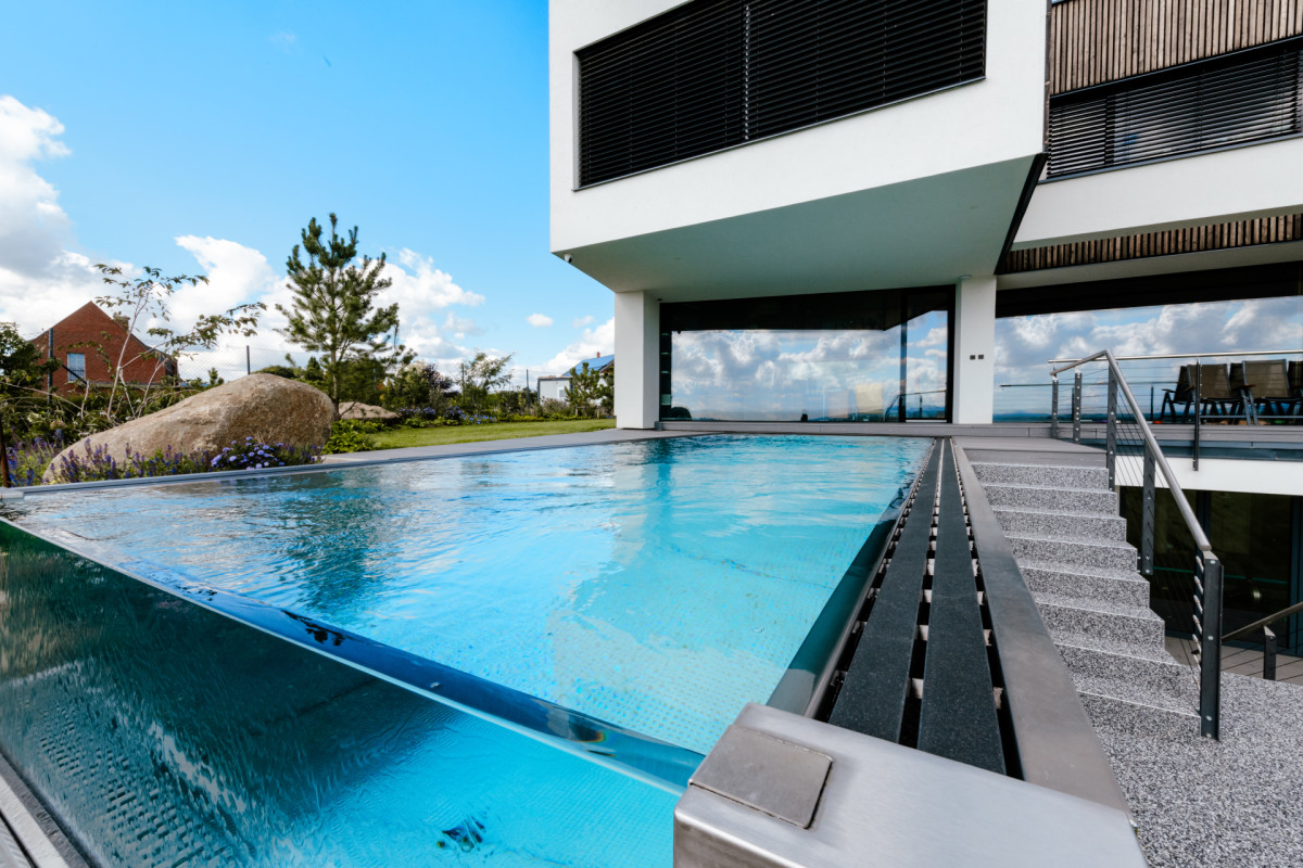 Bazén v moderní rezidenční vile od studia Drobný Architects pro akrobatického pilota Martina Šonka. (Rezidenční vila od studia Drobný Architects s přelivným bazénem od Aquamarine Spa)