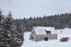 Chalupa v Dolní Malé Úpě, mar.s architects: další ozvláštnění je vstupní box z oceli