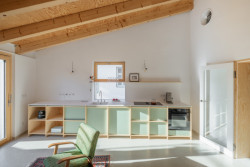 Rekonstrukce a přístavba rodinného domu v Lozorně, MAPA: Interiéru dominují teplé barevné odstíny, které vycházejí z původní barevnosti v kombinací se dřevěnými subtilními prvky