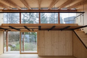 Dům má ocelovou konstrukci a opláštěný je dřevem, (Dům Medník, päivä architekti)