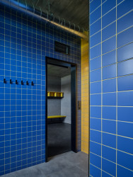Pohled do šatny (Sportovní areál SK Planá, PROAM ARCHITEKTI)