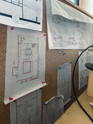 I přesto, že se jedná o společný prostor, se ho Tamti snaží kreativně zabydlet. Nástěnka, aby měl člověk neustále na očích proces navrhování, nesmí chybět.