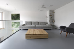 Pohled do obývacího pokoje (Rodinný dům v Senici na Hané, TŘI.ČTRNÁCT architekti)