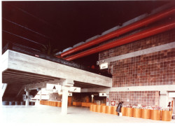 Dobová fotografie nové městské tržnice (1975-1983) na Trnavském Mýtě v Bratislavě od architekta Ivana Matušíka