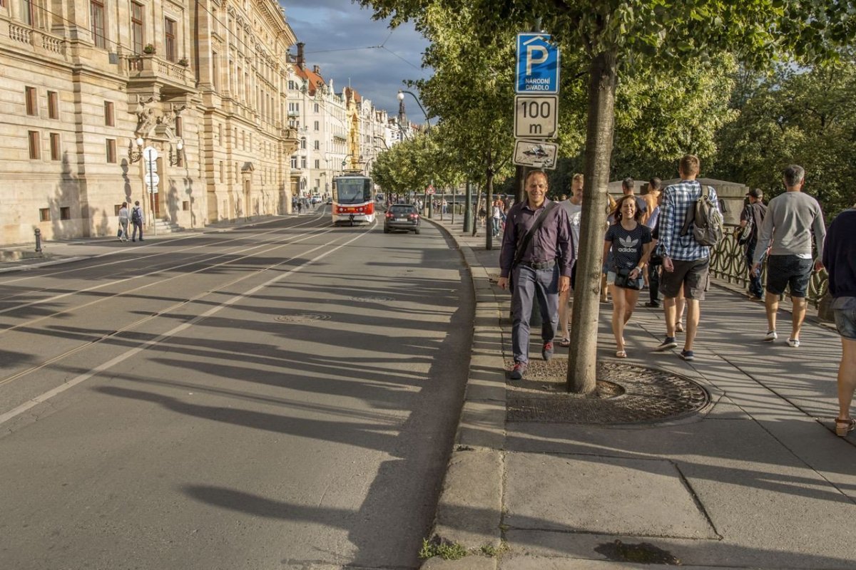 Architektura ale nejsou jen budovy. Ulice je interiér města. Uměle vytvořený prostor pro život lidí. / Masarykovo nábřeží, Praha – foto