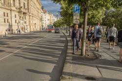 Architektura ale nejsou jen budovy. Ulice je interiér města. Uměle vytvořený prostor pro život lidí. / Masarykovo nábřeží, Praha – foto