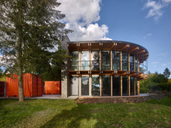 Stempel & Tesař architekti, Dům, který se otevírá slunci: Architekti Ján Stempel a Jan Jakub Tesař navrhli rodinný dům, který svým půdorysem připomíná rozvinutý vějíř