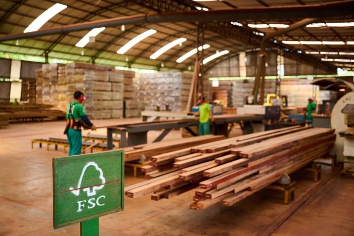 Společnost mmcité nabízí nábytek a mobiliář z jatoby s označením FSC. Díky tomu splňuje nejpřísnější kritéria pro její těžbu v amazonském pralese.