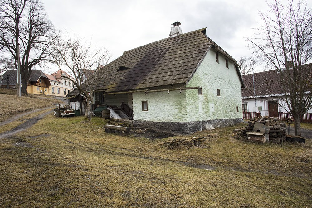 Část domu je kamenná. (Roubená chalupa Strašín)