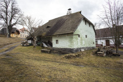 Část domu je kamenná. (Roubená chalupa Strašín)