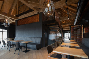 Podlaha je tvořena ze čtyř různých šířek dubových prken, která se v ploše střídají. (Interiér pivnice Bernard v Humpolci; B² Architecture)