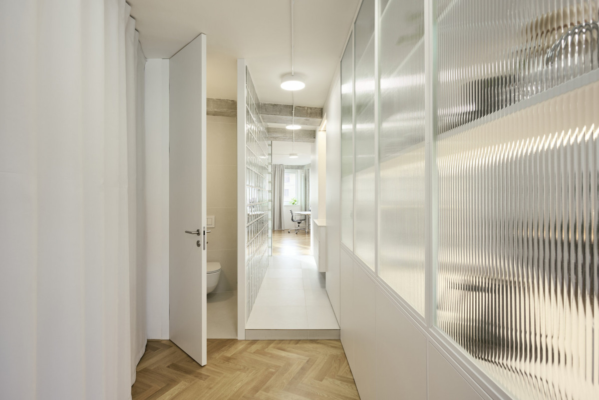 WC je jedna z mála místností, kde se můžete zavřít. (Byt bez příček; RDTH architekti)
