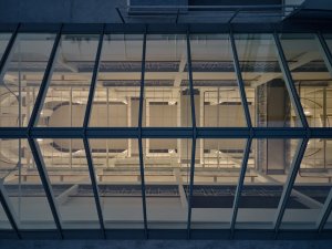Konverze domu nábytku na budovu Českého rozhlasu Olomouc podle návrhu studia Atelier 38