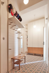 Dominantou chodby je na míru vytvořená barevná dlažba. (Rekonstrukce bytu na Letné; 0,5 Studio)