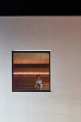 Wellness centrum lázní Aurora v Třeboni, Plus One Architects: Architektky byly nejdříve přizvány pro design interiérů, nakonec ale promluvily i do exteriéru budovy - například okny.