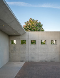 Pohled na objekt při vstupu na hřbitov