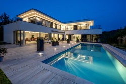 Ateliér Kareš Arch zrealizoval v Brně neofunkcionalistickou vilu, která se otevírá do zahrady