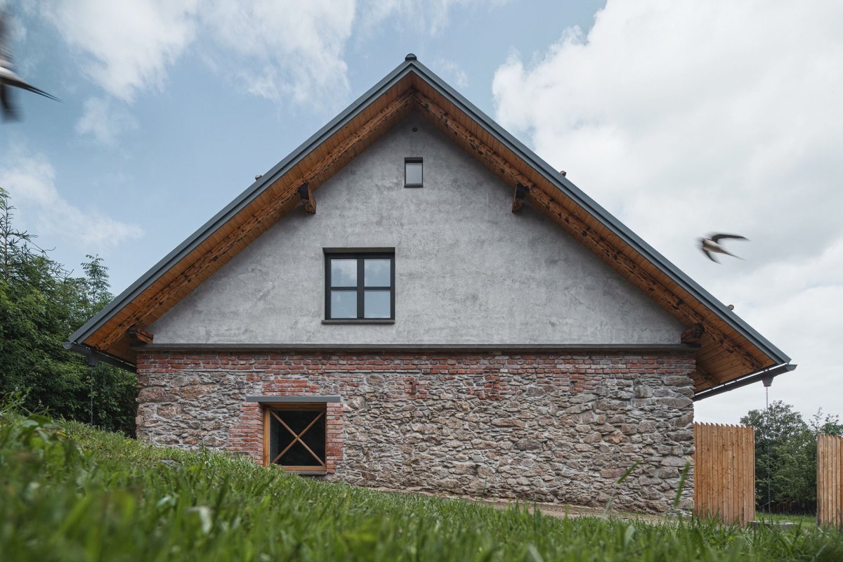 Zůstala ale i konstrukce široké sedlové střechy z 90. let, k domu se totiž hodí. (Rekonstrukce rodinného domu na Šumavě, Archport)