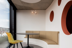 Interiér osmého podlaží Drnu od Studio acht a Vos Interieur