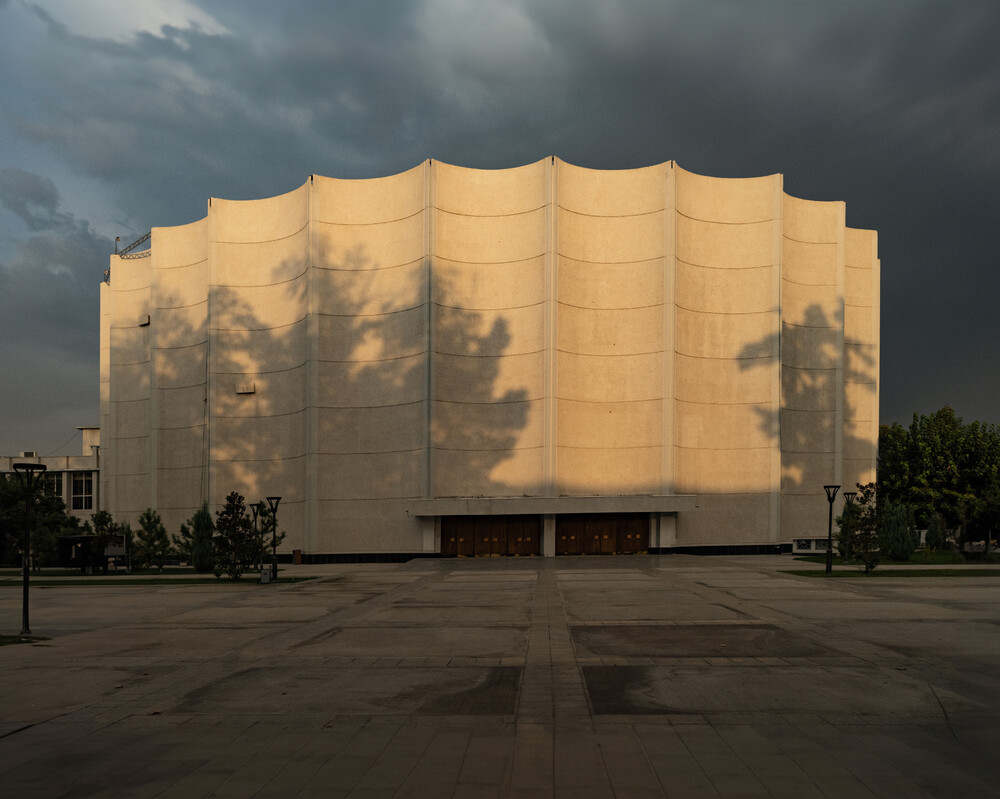 Ochrana přichází ve správný čas, i zde se totiž už začalo s bouráním. Odborníci na architekturu za místní dědictví bojují nejméně od roku 2018, kdy kino z 80. let ustoupilo průměrnému developerskému projektu. Nyní jejich úsilí získalo silnou mezinárodní oporu: po všeobecně uznávaném funkcionalismu a dalších podobách modernismu se na seznam UNESCO dostala také architektura, jejíž hodnota dosud zdaleka nebyla přijímána tak jednoznačně. Na fotografii je Palác kina z roku 1964.