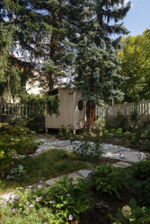 Součástí je taky zahradní domek. (Rekonstrukce prvorepublikové vily v Praze, Lenka Míková Architekti)