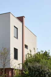 ...a fasáda. (Řadový dům v Čimicích, Plus One Architects)