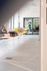 Do 13. října 2023 bude v kreativním hubu KUMST k vidění výstava Široký perimetr architektury