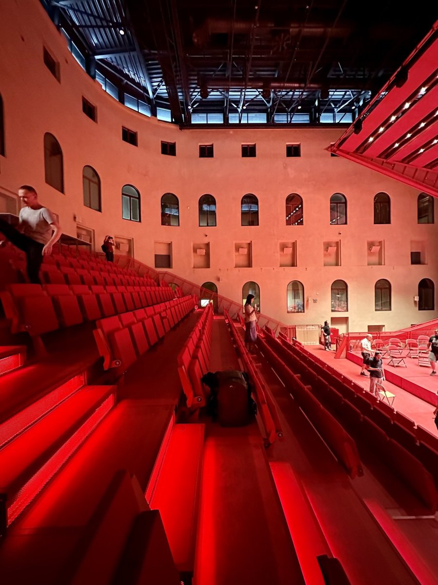 Multifunkční sál v Císařských lázních podle návrhu ateliéru Petr Hájek Architekti