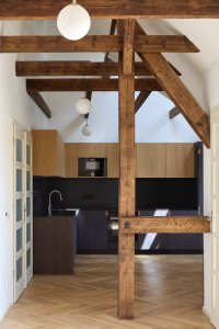 Pohled do podkrovního bytu (Rekonstrukce vily na Vinohradech; Atelier Hajný)