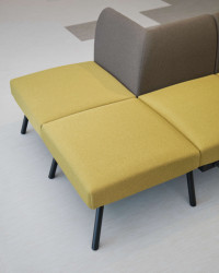 "Na Nido nakupujeme pouze látku v rolích. Pak stříháme, šijeme, čalouníme, vyplňujeme, máme taky kovovýrobu, takže vyrobíme i podnože," popisuje Jakub Huráb.