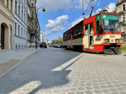 Od davů turistů si můžete odpočinout v takzvaném Dolním městě, které je kousek od historického jádra. Šotoušové si tady mohou prohlédnout exponát tramvaje Konstal 105Na.