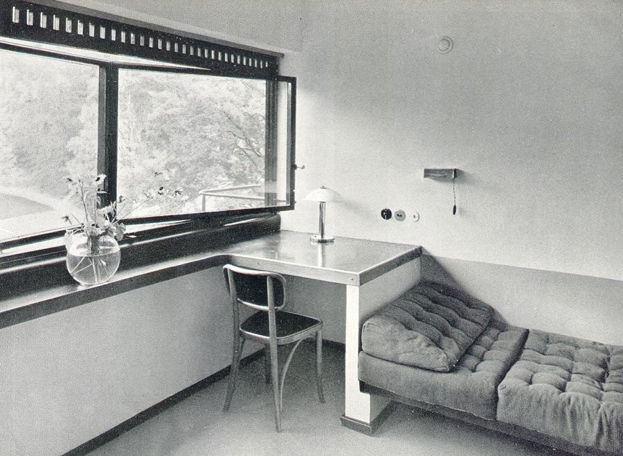 Okna se dala kompletně odklopit, a tak se pokoj zcela propojil s okolní přírodou