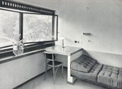 Okna se dala kompletně odklopit, a tak se pokoj zcela propojil s okolní přírodou