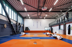 Sportovní hala ETB Sombroek ve městě Edam-Volendam v Nizozemsku od studia Kuiper Steur Architecten