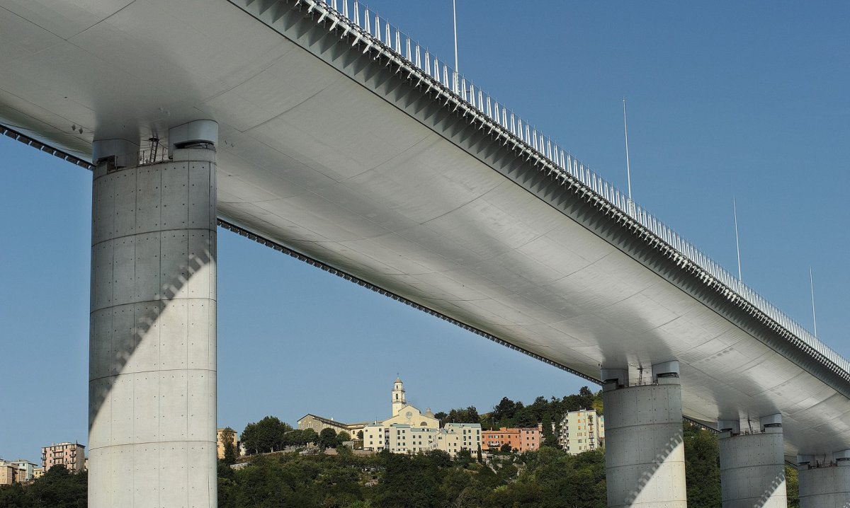 Most svatého Jiří stojí nad Janovem už tři roky. Navrhl ho architekt Renzo Piano jako památník i symbol naděje