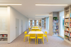 „Nutné zázemí je situováno doprostřed dispozice, což umožňuje přirozené provětrání a prosvětlení objektu,“ popisují to architekti ve své autorské zprávě – jedná se konkrétně o WC.