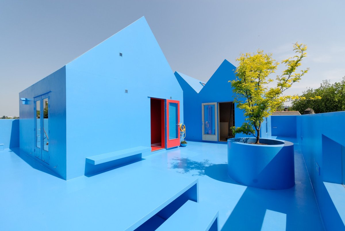 Superdutch. Pod touhle značkou se v 90. letech začala šířit do světa nová nizozemská architektura. Byly to stavby založené na experimentu, inovaci, někdy výstřední, nikdy nudné. Superdutch architekt byl superstar. A takový je Winy Maas a jeho modrá nástavba Didden Village na střeše v Rotterdamu.