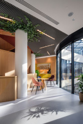 Některé části interiéru jsou světlé...