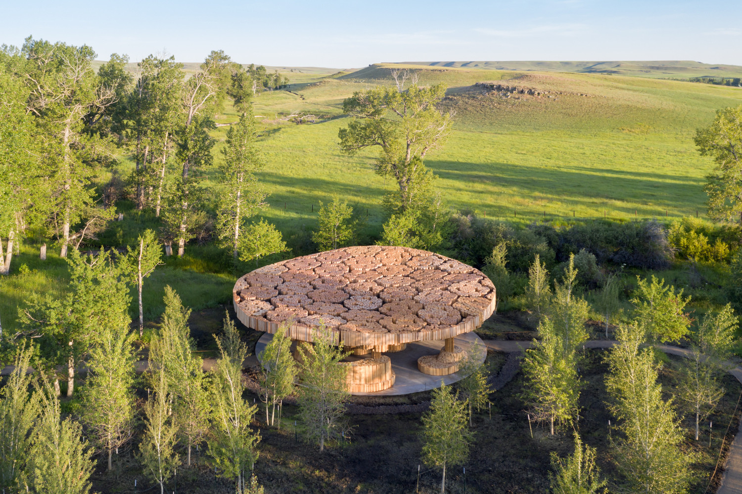 V souladu s přírodou se pohybuje i Kérého Xylem Pavilon (2019) ve Spojených státech amerických. Přístřešek realizovaný pro Tippet Rise Art Center v Montaně doplnil kopcovitou krajinu, v níž centrum každoročně pořádá letní umělecká sympozia.