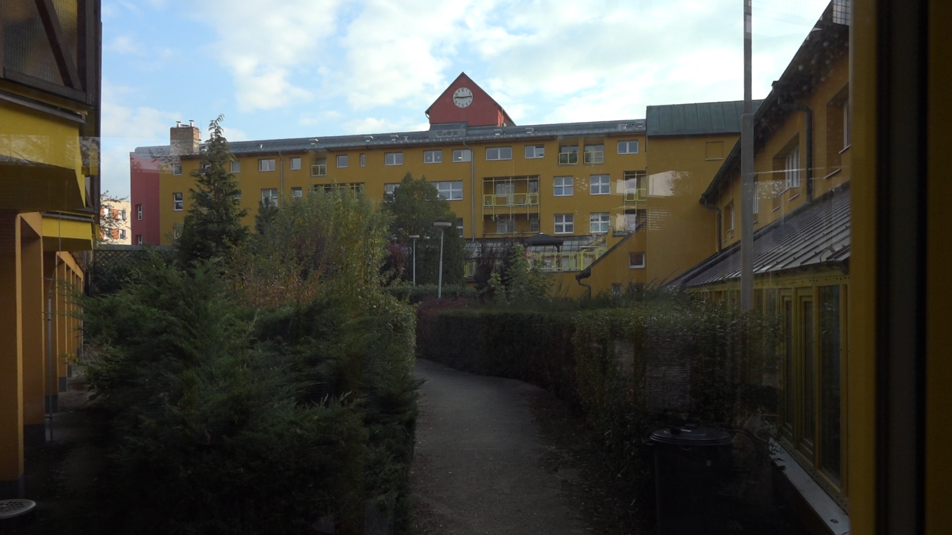 Domovy důchodců Vlada Miluniće a Jan Línka rovněž bojovaly proti odsunování seniorů na periferii. Do sídlišť se je snažili zakomponovat i významově. V Hájích se na nejvyšším vikýři nachází hodiny, které slouží jako orientační bod a zároveň symbolizují městskost.